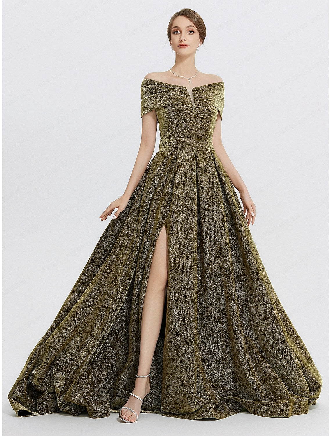 Abito da sera a trapezio, elegante, formale, con strascico a ruota, senza maniche, in charmeuse con scollo a cuore e spacco glitterato